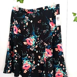 NWT Sami & Jo Cute Floral Skirt Size Large